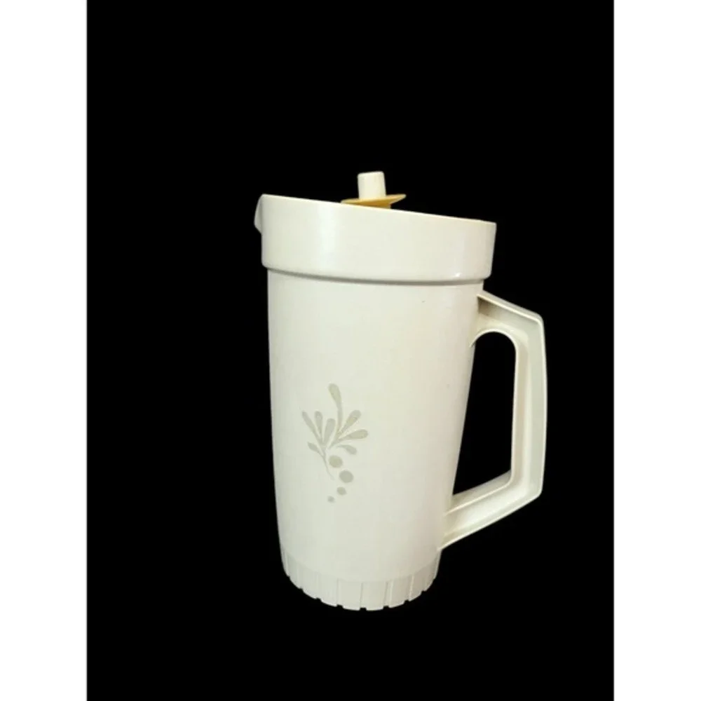 Vintage Tupperware 800-8 Pitcher Almond Tan 2 Quart Push Button‎ Lid Floral 9in